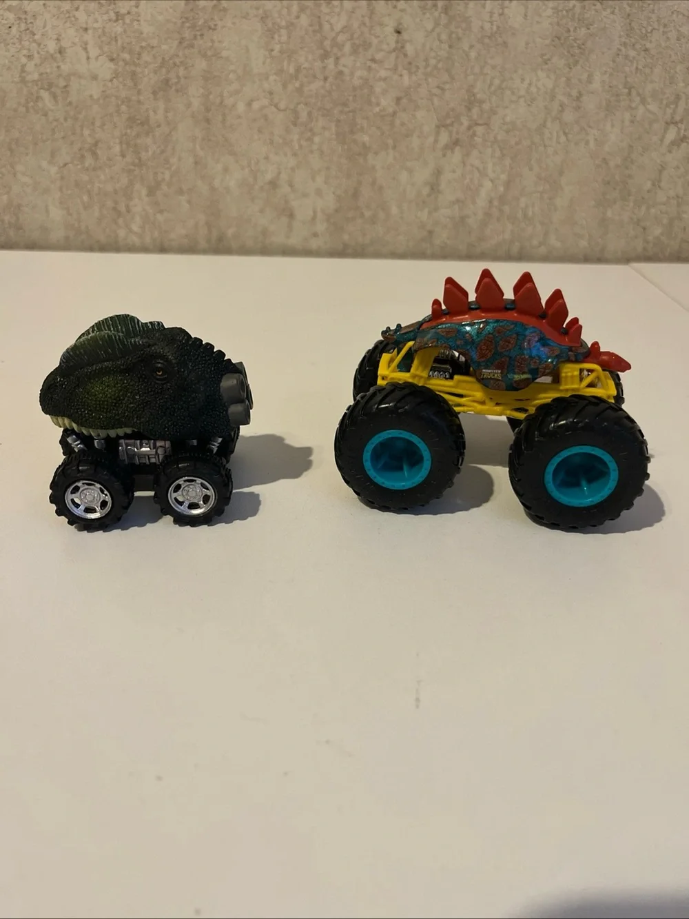 Hot Wheels Monster Truck Motosaurus & Dino Head Pull Back Vehicle 2 Trucks